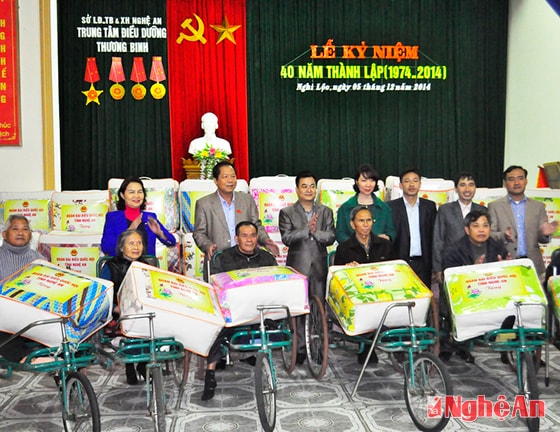 Đồng chí Phạm Văn Tấn trao quà cho các thương binh