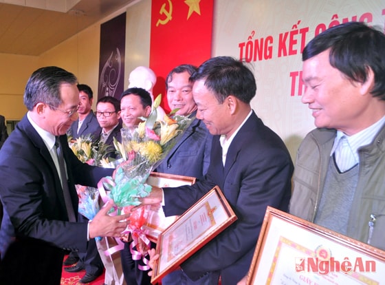Lãnh đạo tỉnh tặng Giấy khen cho các tổ chức đảng trong Đảng bộ  Khối Doanh nghiệp.