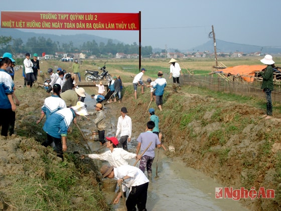 Trường THPT Quỳnh Lưu 2 ra quân làm thủy lợi. Ảnh: Văn Trường