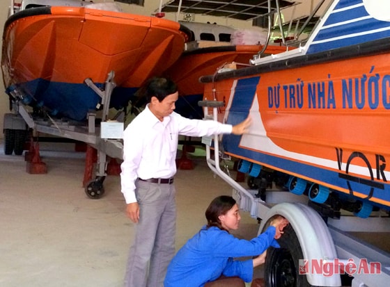 Đồng chí Trần Văn Tuấn kiểm tra phương tiện, hàng hoá dự trữ ở đơn vị.