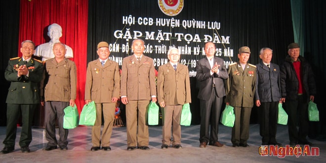 Trao quà lưu niệm cho cá đồng chí nguyên là cán bộ qua các thời kỳ