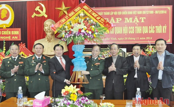 Lãnh đạo tỉnh tặng hoa chúc mừng Hội Cựu chiến binh tỉnh