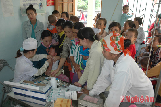 Tiêm vắc xin phòng bệnh sởi Rubella tại trạm y tế phường Quỳnh Thiện