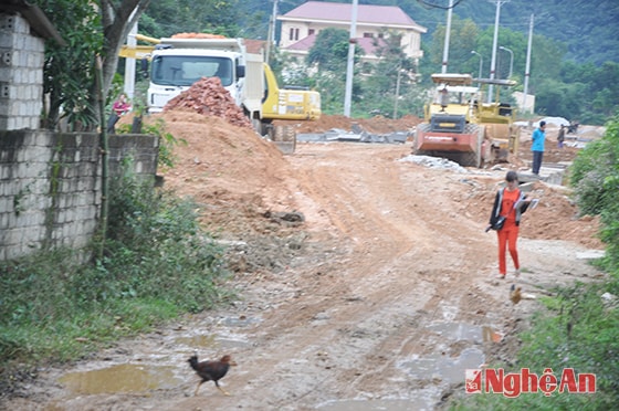 Do thiếu vốn, con đường nối QL 7A đến Kho bạc Nhà nước huyện Con Cuông thi công dở dang nhiều năm nay.