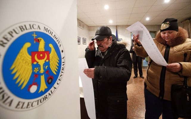 Cử tri Moldova đi bầu cử hôm 30/11. (Ảnh: Reuters)