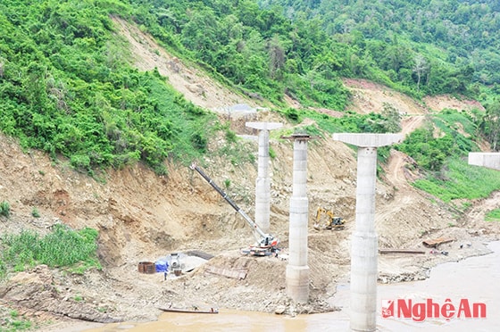 Dự án cầu khe Tang (Kỳ Sơn) thi công dở dang.
