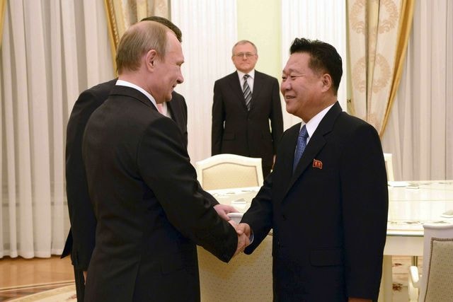 Tổng thống Vladimir Putin tiếp Choe Ryong-hae - thân tín của Chủ tịch Kim Jong-un, ngày 18/11/2014 tại Mátxcơva.