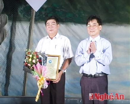 Ông Đinh Nhật Tân (trái) nhận giải Nhất trong Liên hoan Dân ca ví, dặm xứ Nghệ cụm 1,  năm 2012.