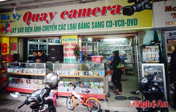 Cửa hàng băng, đĩa nhạc trên đường Đinh Công Tráng (TP. Vinh).