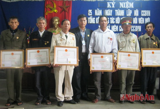 UBND xã Quỳnh Văn tặng giấy khen cho hội viên CCB xuất sắc