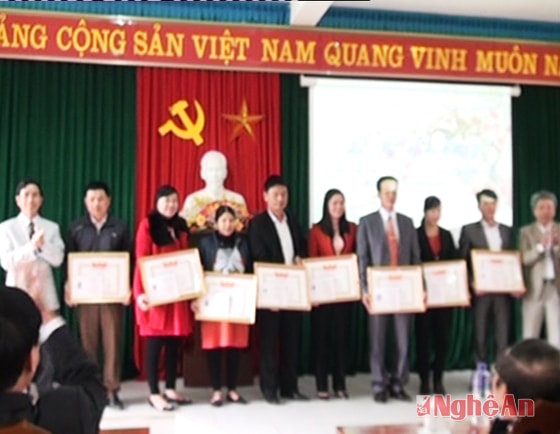 Tặng giấy khen cho học viên có thành tích xuất sắc