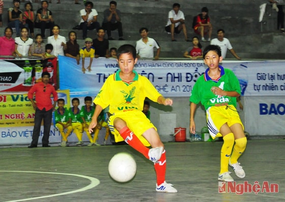 Trần Đình Hùng (trái) thi đấu tại Giải bóng đá TNNĐ Cúp Báo Nghệ An năm 2014. Ảnh: Trần Hải