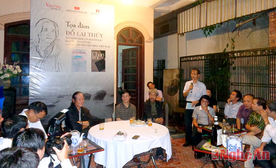 PGS-TS Phan Huy Dũng (đứng) trao đổi tại buổi Tọa đàm giới thiệu sách  của tác giả Đỗ Lai Thúy.