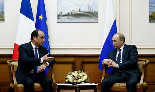 Ông Hollande (trái) và ông Putin trong cuộc gặp tại Sân bay Vnukovo, Moscow. Ảnh: Reuters