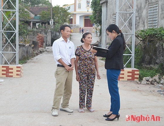 Người dân xóm 1, xã Xuân Sơn (Đô Lương) trao đổi với phóng viên.