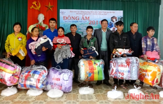 Trao quà cho các hộ nghèo.