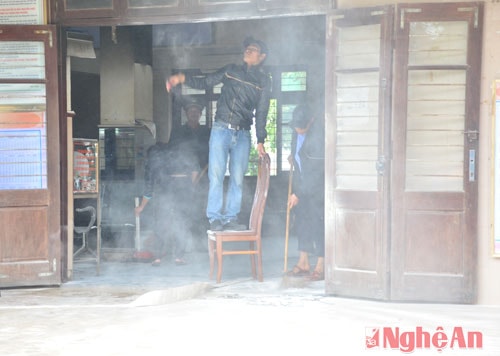 Cán bộ ga Vinh dọn dẹp hiện trường sau sự cố.