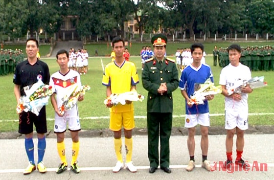 Đồng chí Đại tá Hoàng Văn Sinh - Phó Sư đoàn trưởng tặng hoa cho trọng tài và các đội tuyển tham gia thi đấu.