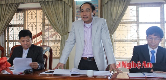 Đồng chí Trần Quốc Khánh - Phó Ban Tuyên giáo Tỉnh ủy phát biểu tại buổi làm việc ở xã Hưng Tiến