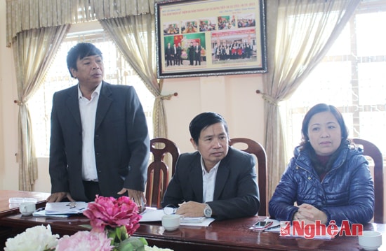 Đồng chí Lê Văn Cận Bí thư đảng ủy xã Hưng Tiến báo cáo thực hiện Chỉ thị 03 tại đơn vị