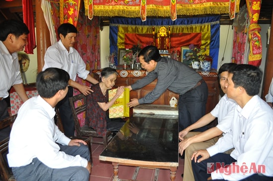 Cán bộ MTTQ tỉnh tặng quà mẹ liệt sỹ ở xã Hùng Sơn (Anh Sơn).