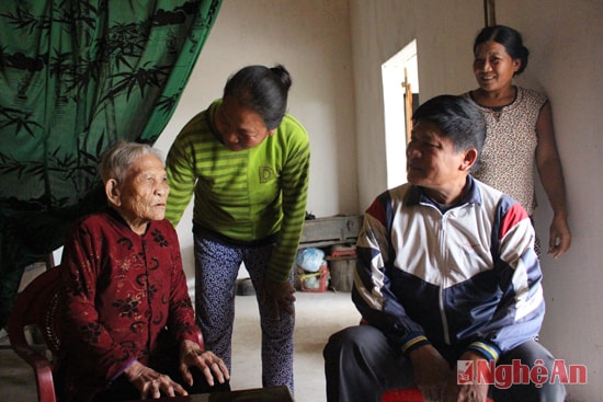 Mẹ Việt Nam Anh hùng Lê Thị Bốn và các con.
