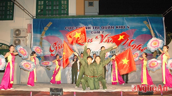 Tiết mục hát múa “Cuộc đời vẫn đẹp sao” do đoàn viên thanh niên Cụm 2 và Trường Cao đẳng Nghề Du lịch – Thương mại Nghệ An biểu diễn