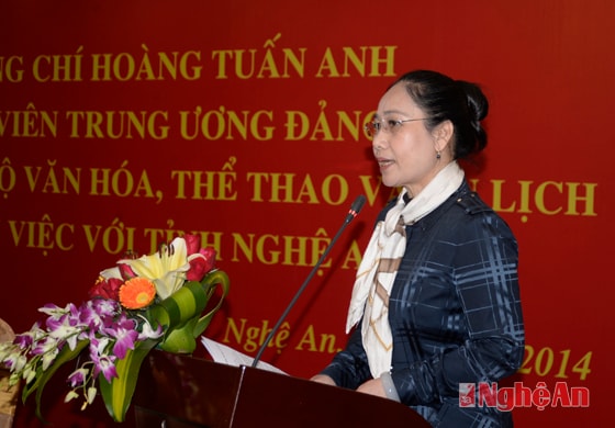 Đồng chí Đinh Thị Lễ Thanh báo cáo tại buổi làm việc