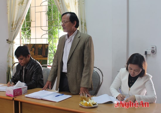Đồng chí Nguyễn Văn Thắng Bí thư đảng bộ Võ Trọng Cánh báo cáo tại buổi làm việc