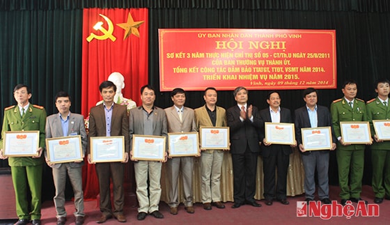 Trao thưởng cho các tập thể có thành tích xuất sắc