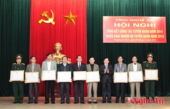 Đồng chí Đinh Viết Hồng trao tặng bằng khen của UBND tỉnh cho các đơn vị