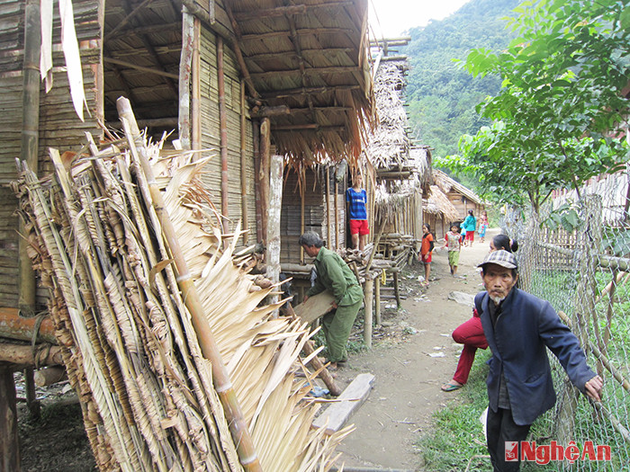 Dãy lều tạm của 18 em học sinh học gửi ở điểm trường Con Phen (Trường Tiểu học Hữu Khuông )