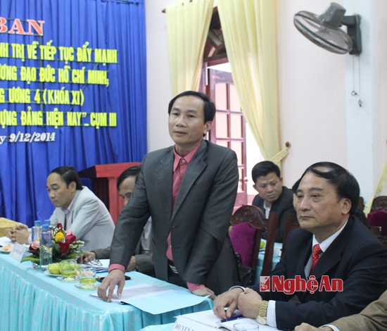 Đồng chí Trần Văn Hùng _ Phó Tổng Biên tập Báo Nghệ An phát biểu tại hội nghị