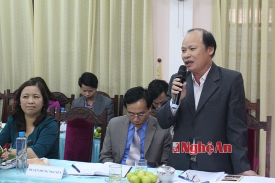 Đồng chí Hoàng Văn Phi - Bí thư huyện ủy Hưng Nguyên báo cáo tại hội nghị