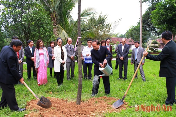 Bộ trưởng trồng cây lưu niệm tại Khu di tích Kim Liên