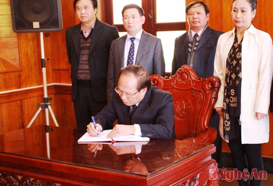 Bộ trưởng viết lưu bút vào sổ vàng truyền thống tại khu di tích Kim Liên.