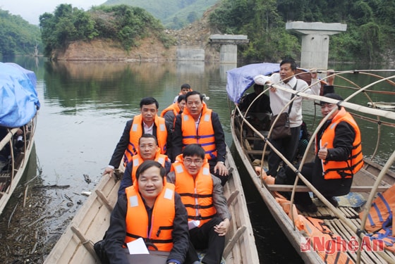 Đoàn công tác trực tiếp kiểm tra các đơn vị thi công ở gói thầu do Công ty TNHH Hòa Hiệp thi công xã Mai Sơn-Tương Dương.