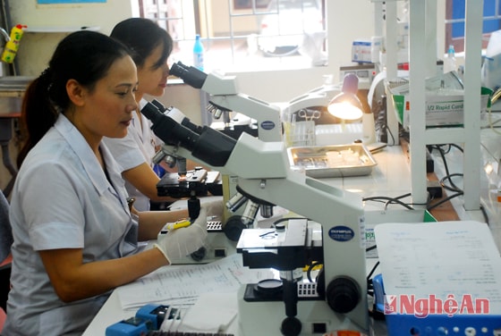 Xét nghiệm sinh hóa ở Trung tâm chăm sóc sức khỏe bà mẹ trẻ em tỉnh Ảnh: T.C