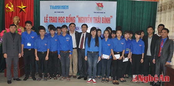 Trao học bổng cho các sinh viên