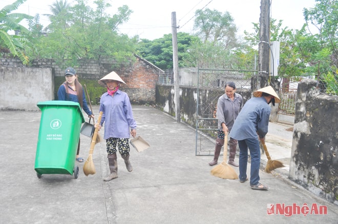 Hội viên phụ nữ xóm Ái Quốc đảm nhận làm vệ sinh môi trường ở nhà văn hóa xóm.