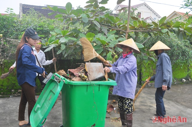 Rác được thu gom vào xe vận chuyển lưu động đưa đi xử lý.