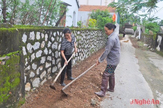 Người dân khơi thông mương thoát nước.