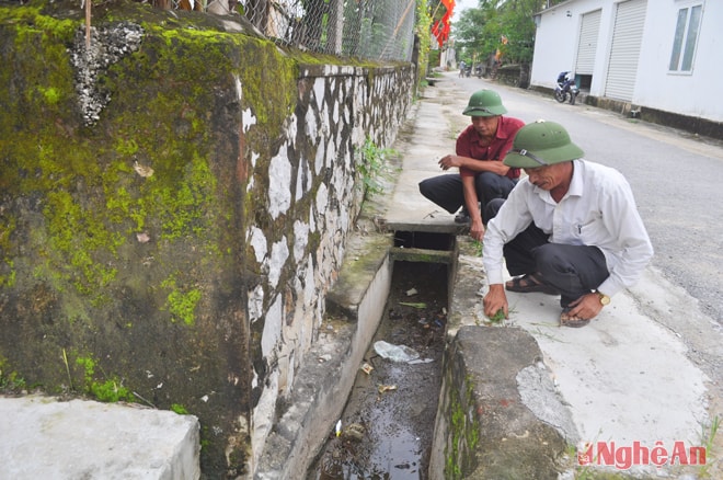 Cán bộ xóm Ái Quốc tham gia làm vệ sinh môi trường.