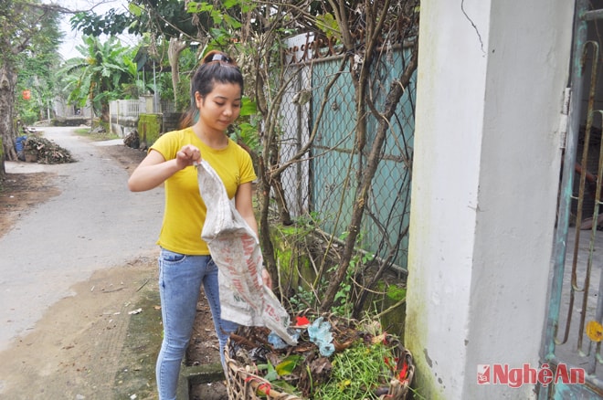 Mỗi gia đình ở xóm Ái Quốc đều có thùng đựng rác tập trung ngay trước cổng nhà.