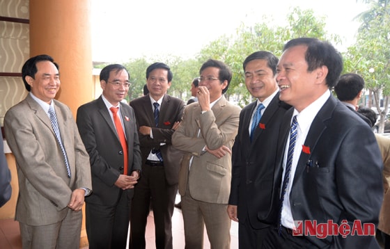 Các đại biểu HĐND tỉnh thảo luận trong giờ giải lao