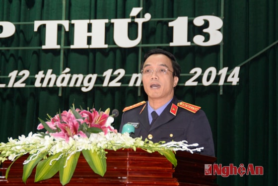 Đồng chí Tôn Thiện Phương - Phó viện trưởng Viện Kiểm sát nhân dân tỉnh báo cáo kết quả hoạt động năm 2014