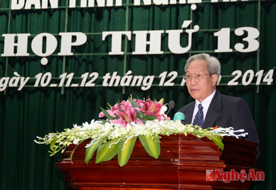 Trưởng ban Dân tộc HĐND tỉnh Moong Văn Hợi báo cáo kết quả thẩm tra dự thảo tờ trình và Nghị quyết trình kỳ họp