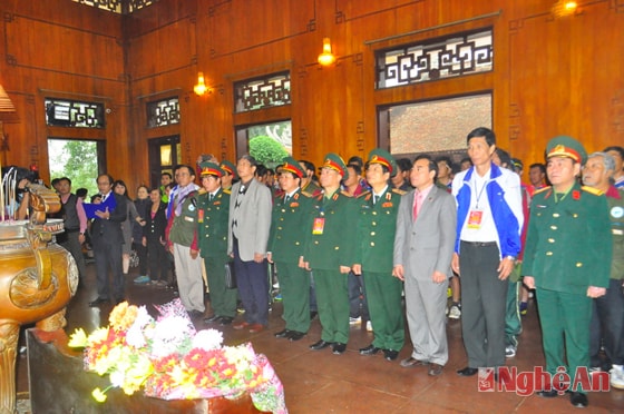 Ban tổ chức và các VĐV làm lễ tưởng niệm Chủ tịch Hồ Chí Minh tại khu di tích Kim Liên.