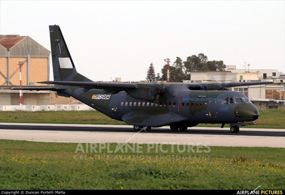 Airplane-pictures.net vừa đăng tải những hình ảnh mới nhất về chiếc máy bay vận tải quân sự C-295M đầu tiên do công ty Airbus DS châu Âu chế tạo, thực hiện các chuyến bay quá cảnh trên đường đến Việt Nam.