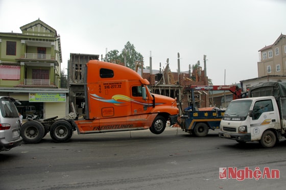 Xe đầu kéo container được xe cứu hộ kéo ra khỏi hiện trường.